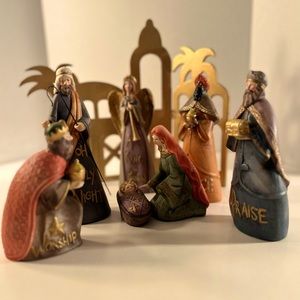 Elements (7) Piece Nativity Set With Crèche